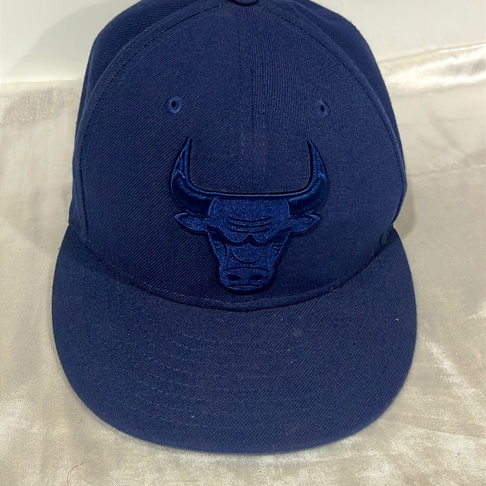 Chicago Bulls New Era embroidered Logo Hat Size 7 1/2 Navy blue 59Fifty cap NBA